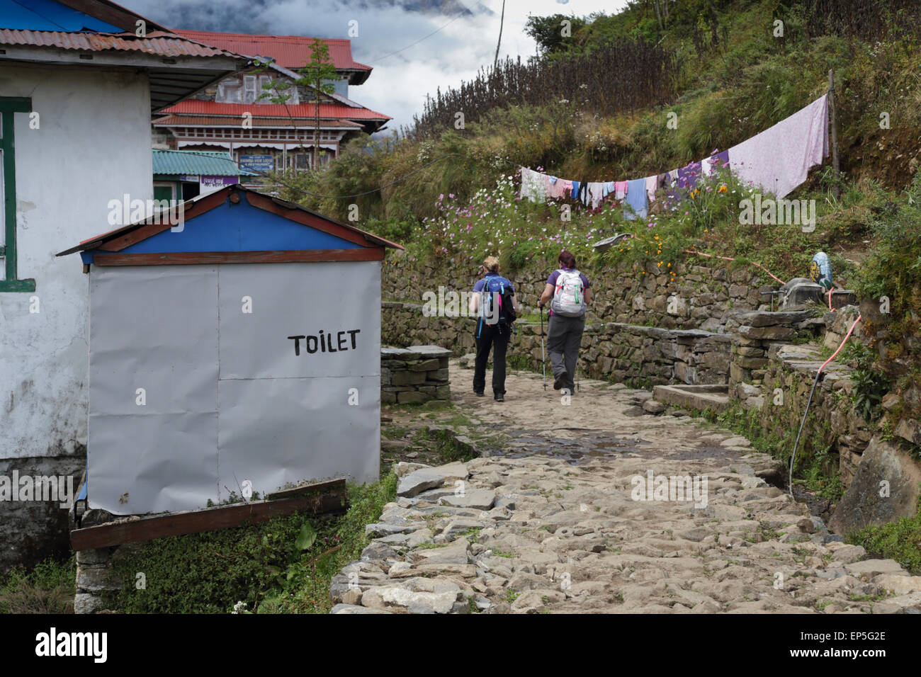 2 femmes trekkers en passant par le village de Phakding sur le camp de base de l'Everest trek Banque D'Images