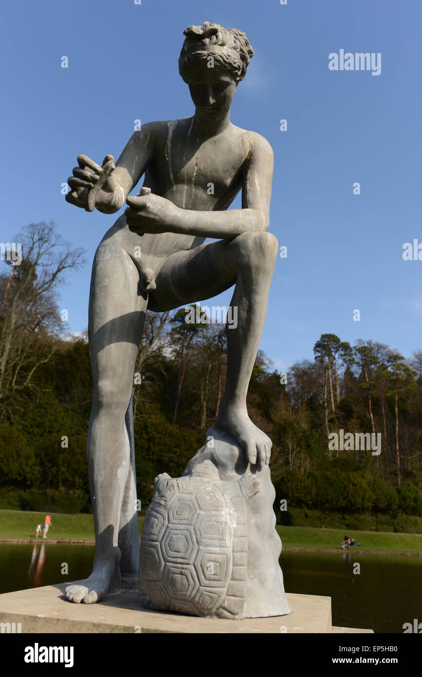 Une statue dans le jardin d'eau la propriété du National Trust et studley royal l'abbaye de Fountains Banque D'Images