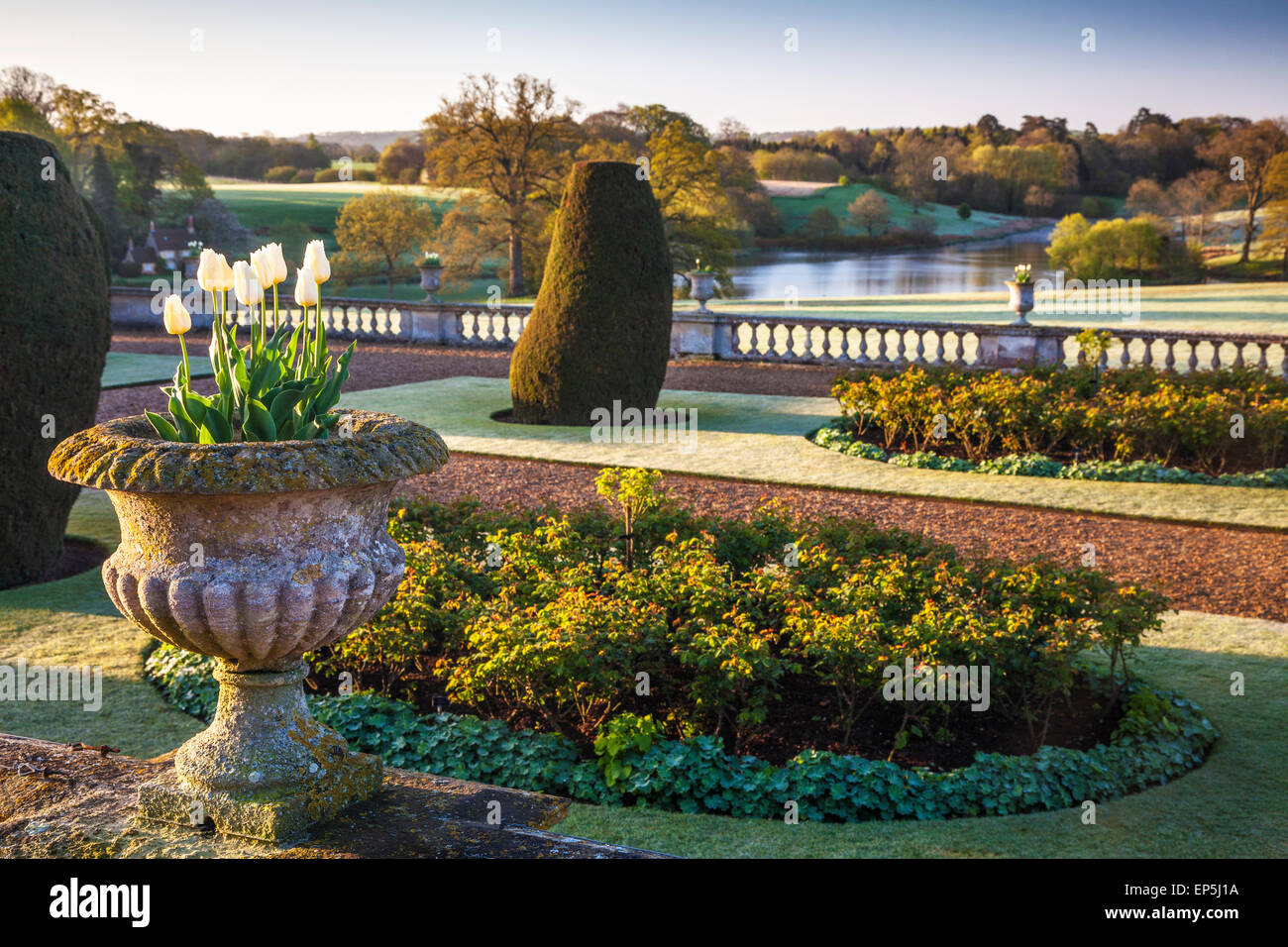Vue depuis la terrasse de Bowood House dans le Wiltshire. Banque D'Images