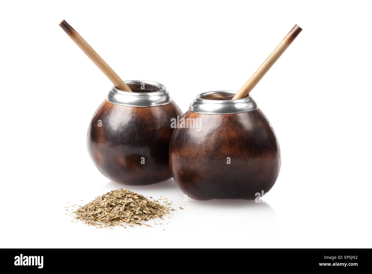 Deux calebasses avec yerba mate isolated on white Banque D'Images