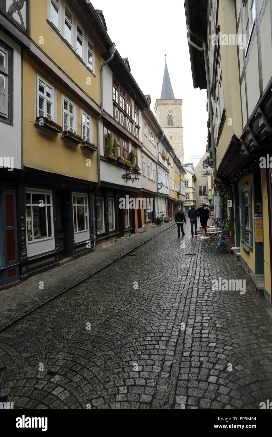 Boutiques sur le Pont des Marchands (Kraemerbruecke) à Erfurt, en Allemagne. Le pont médiéval traverse la rivière Gera. Banque D'Images
