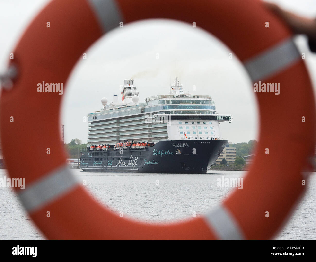 Kiel, Allemagne. 14 mai, 2015. Le bateau de croisière 'Mein Schiff 4' (Mon bateau 4) des approches du port de Kiel, Allemagne, 14 mai 2015. C'est la première fois que le paquebot de croisière à quai dans un port allemand. Le navire doit être baptisé le 05 juin 2015 dans le port de Kiel. Photo : DANIEL BOCKWOLDT/dpa/Alamy Live News Banque D'Images