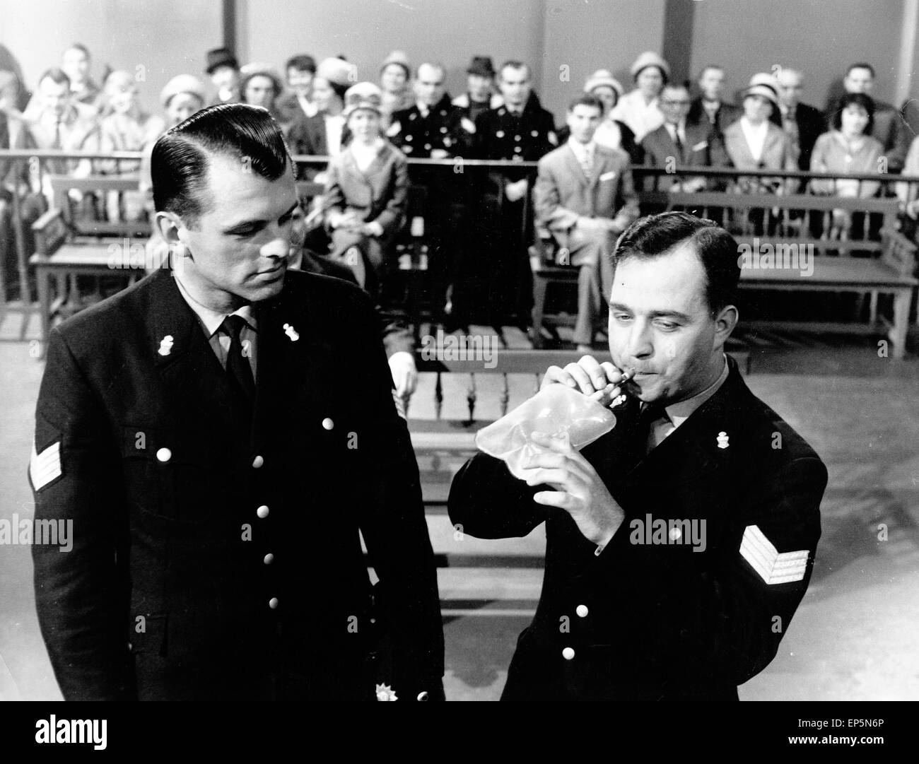 Polizeifunk ruft, Fernsehserie, Deutschland 1966 - 1970, Regie : Hermann Leitner, Szenenfoto : démonstration Alkoholtest Geric vor Banque D'Images