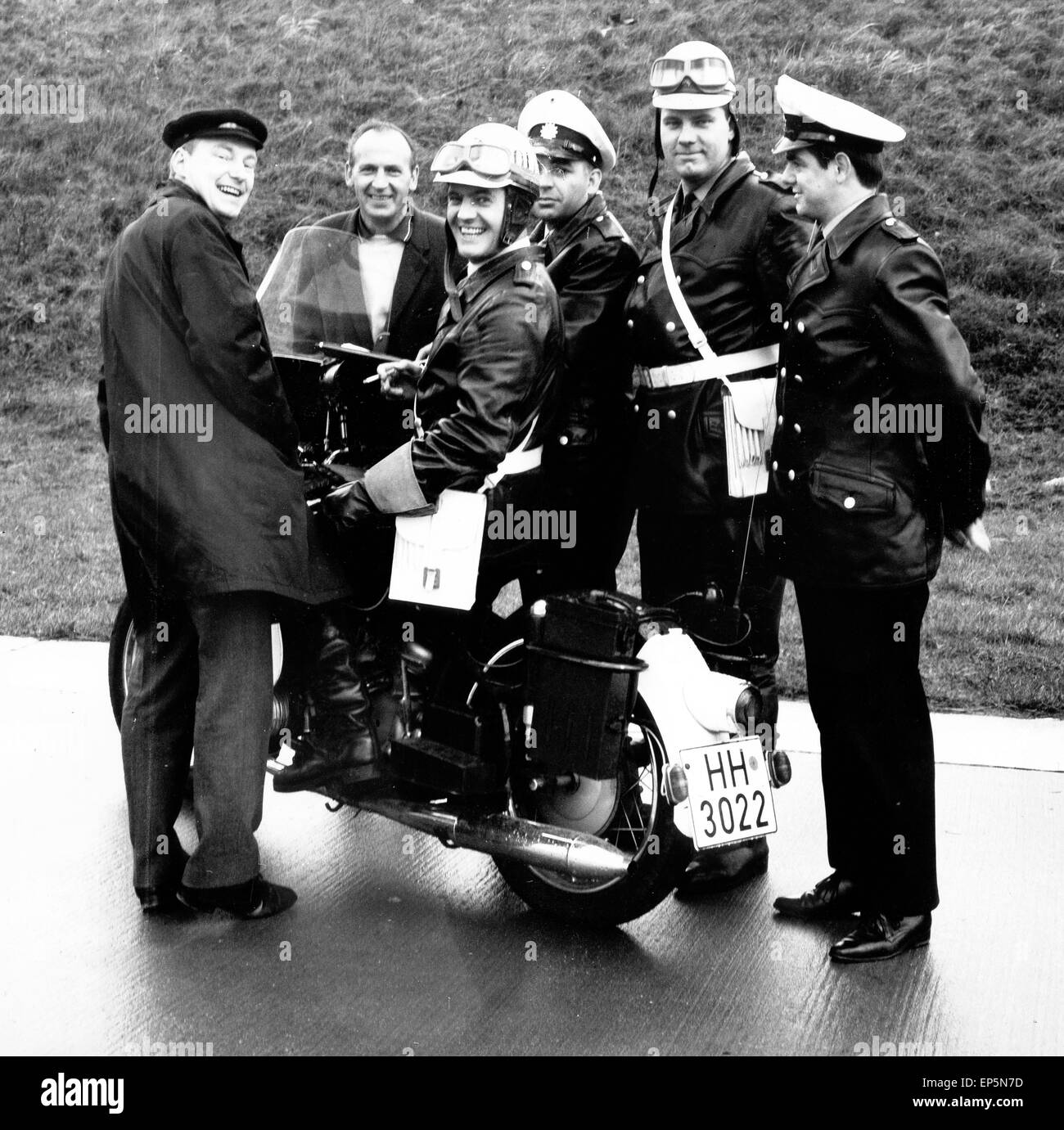 Polizeifunk ruft, Fernsehserie, Deutschland 1966 - 1970, Regie : Hermann Leitner, acteurs : Karl Heinz Heß (3. c. l.) Banque D'Images