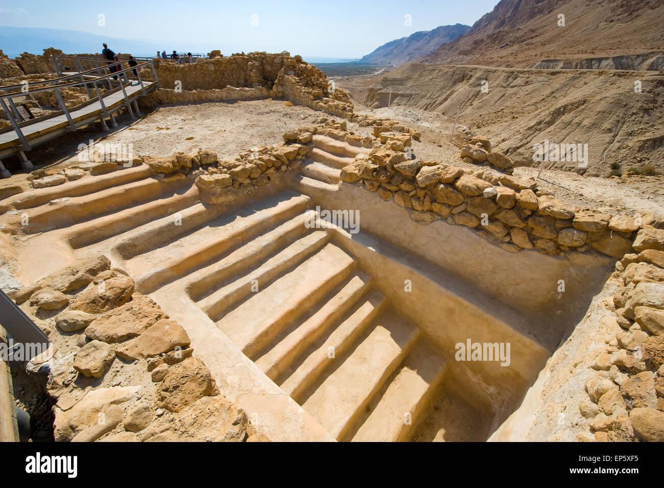 Qumrân, ISRAËL - OCT 15, 2014 : les touristes visitent les fouilles et les ruines de Qumrân en Israël près de la Mer Morte Banque D'Images