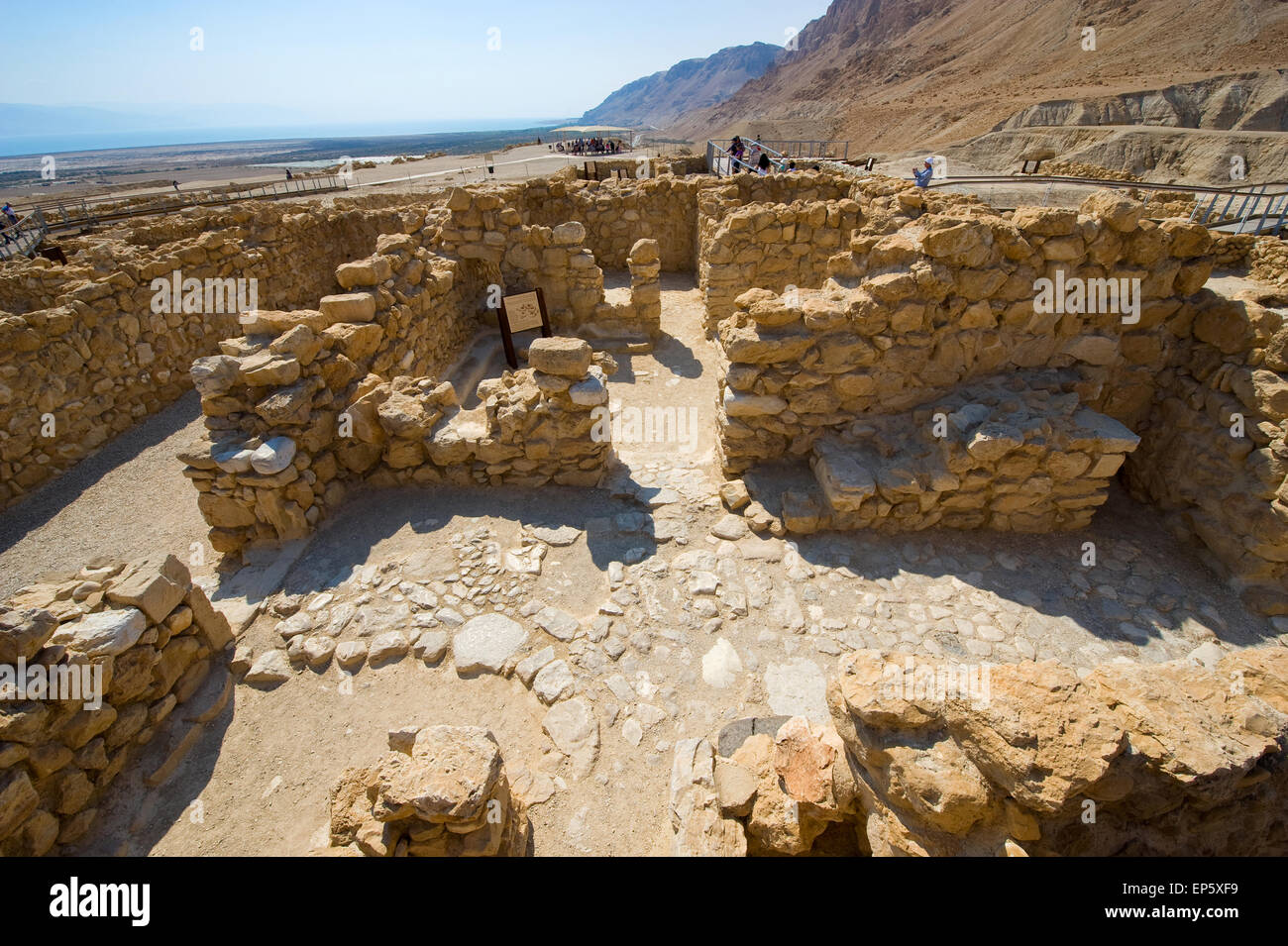 Qumrân, ISRAËL - OCT 15, 2014 : les touristes visitent les fouilles et les ruines de Qumrân en Israël près de la Mer Morte Banque D'Images