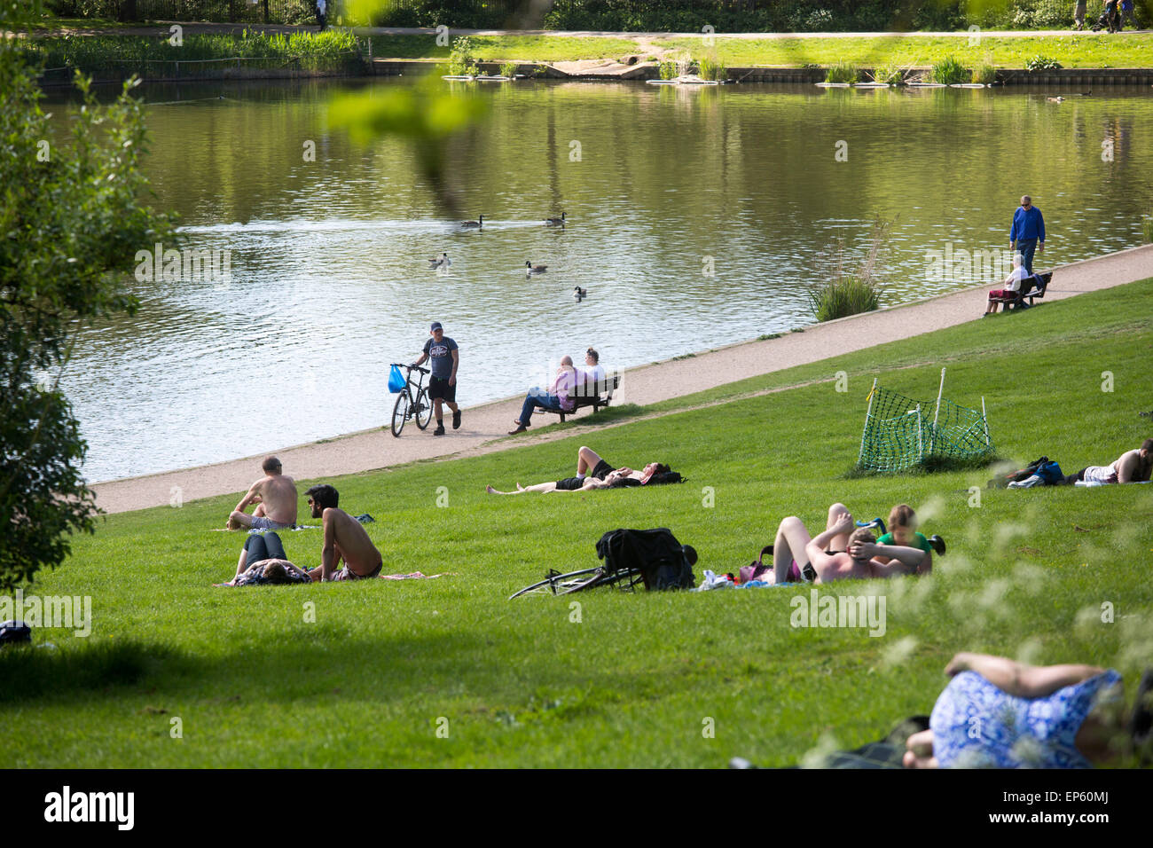 Hampstead Heath journée ensoleillée les étangs de soleil soleil vous détendre Banque D'Images