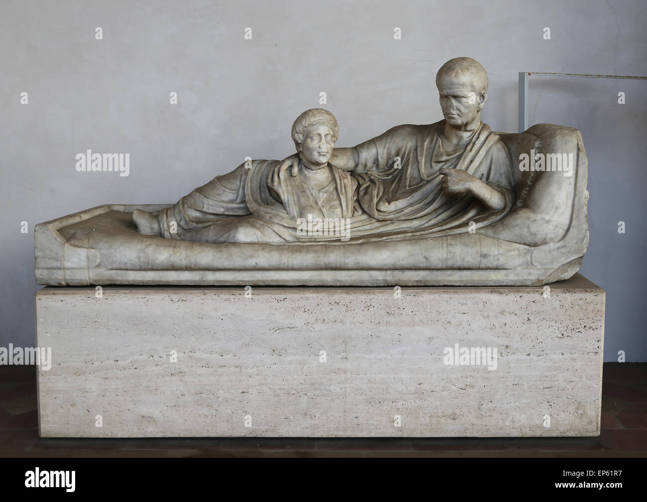 Kline monument funéraire, à laquelle le défunt est couché, vêtu d'une toge et tenant un buste d'une femme morte. En. 1er siècle Banque D'Images