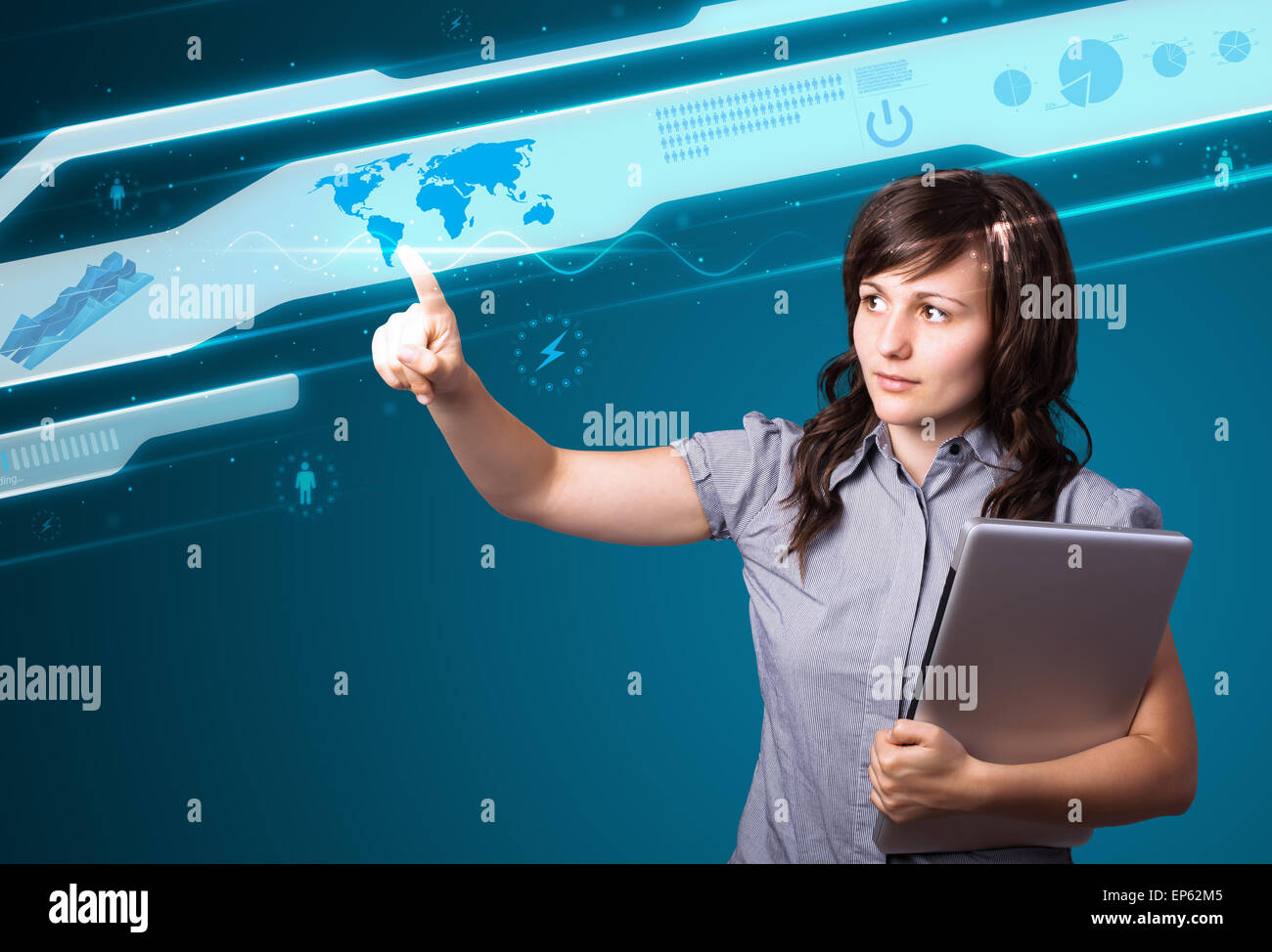 Businesswoman appuyant sur high tech type de touches modernes Banque D'Images