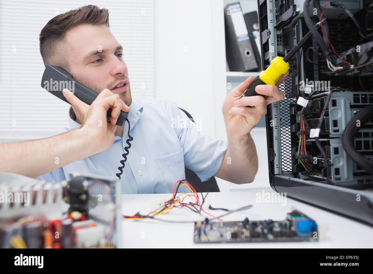 Computer Engineer sur cpu alors que sur appel Banque D'Images