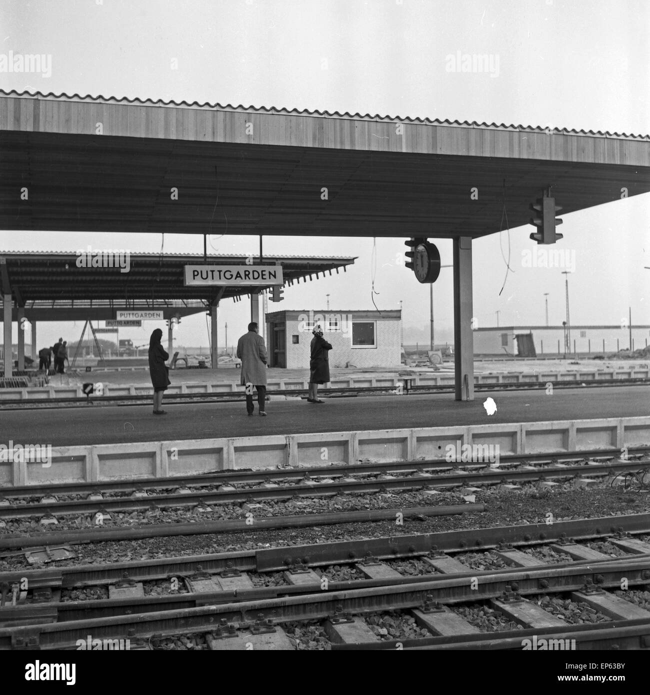 Menschen auf dem Bahnsteig am Bahnhof von Puttgarden auf der Insel Fehmarn, Deutschland 1960 er Jahre. Les gens sur la plate-forme de Banque D'Images