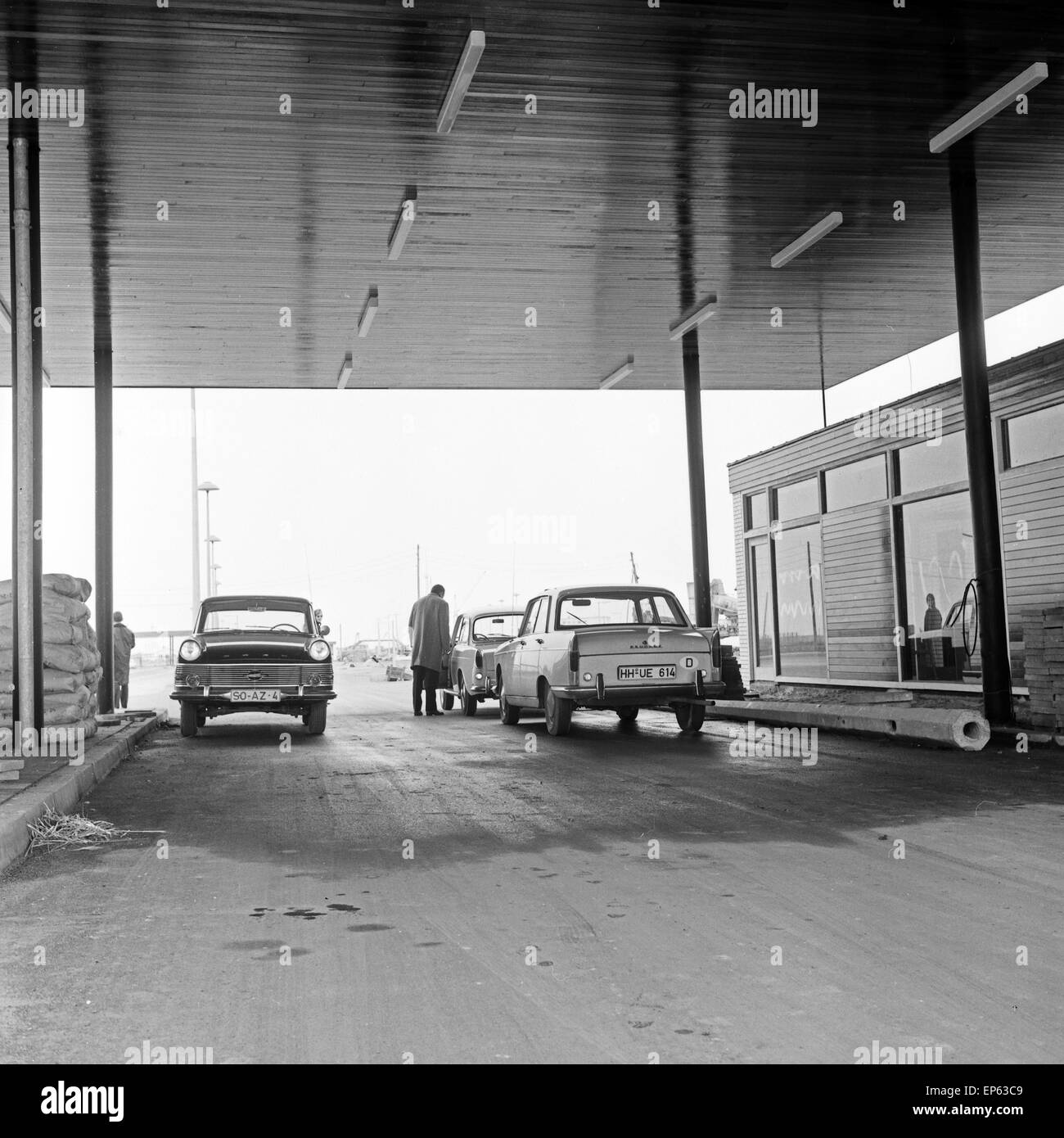 Autos an der Fähre für die Wartestelle à Puttgarden auf der Insel Fehmarn, Deutschland 1960 er Jahre. En attendant le ferry pour voitures Banque D'Images