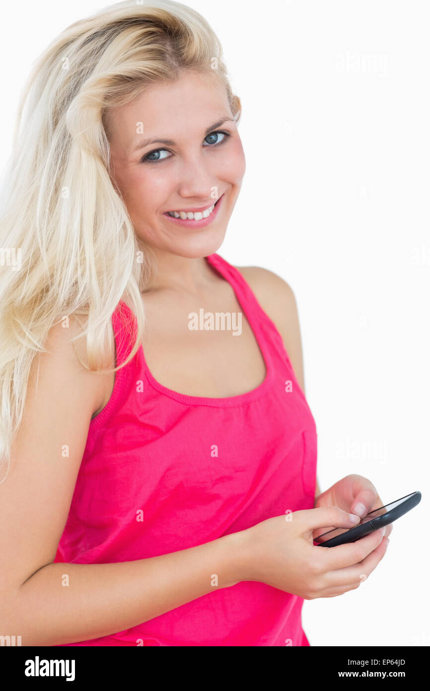 Portrait of happy casual young woman using smartphone Banque D'Images