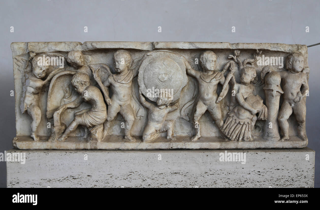 Sarcophage. Cupids et portant des armes. En. 2e s. ap. L'Âge d'Antonin. Musée National Romain. Thermes de Dioclétien. Banque D'Images