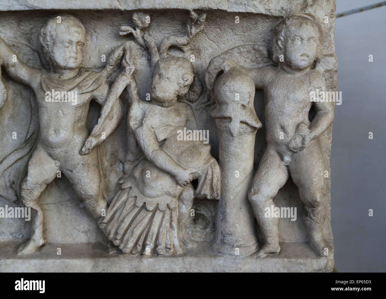 Sarcophage. Cupids et portant des armes. En. 2e s. ap. L'Âge d'Antonin. Musée National Romain. Thermes de Dioclétien. Ro Banque D'Images