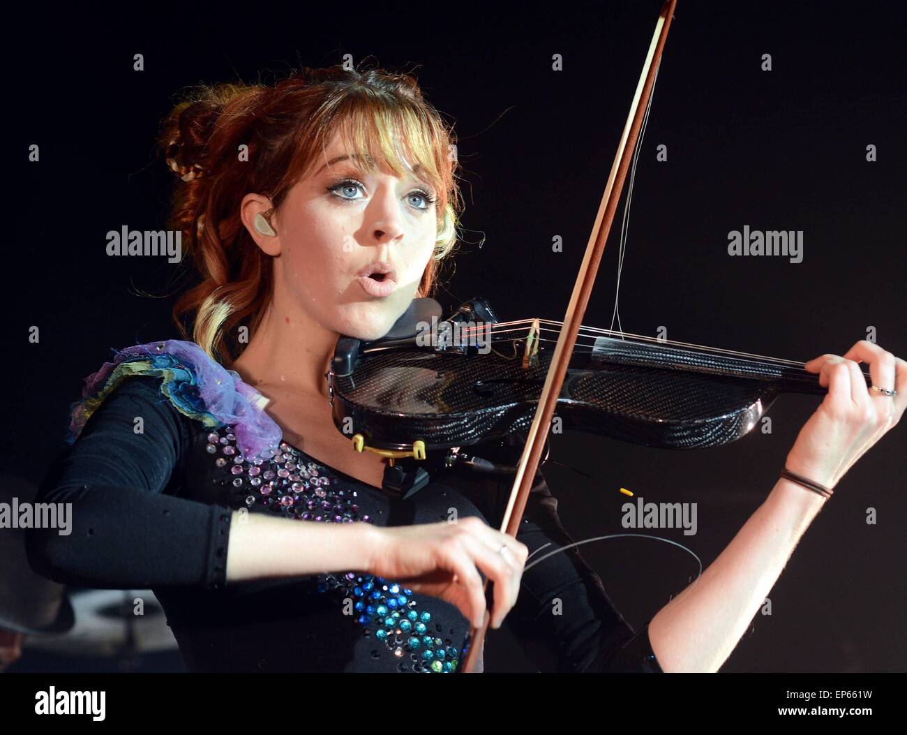 La violoniste Américaine Lindsey Stirling fonctionne à Vicaire Street  comprend : Lindsey Stirling Où : Dublin, Irlande Quand : 09 novembre 2014  Source : WENN.com Photo Stock - Alamy