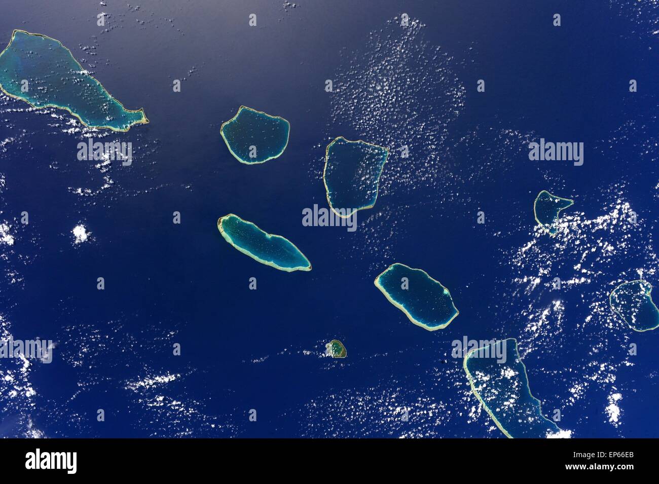 Vue depuis la Station spatiale internationale d'atolls du Pacifique Sud apparaissant comme des gemmes à partir de l'espace le 11 avril 2015. Banque D'Images