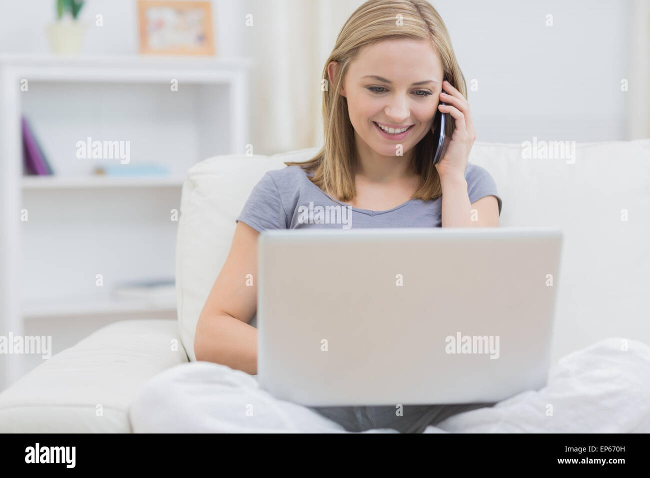 Casual woman using laptop and at home Banque D'Images