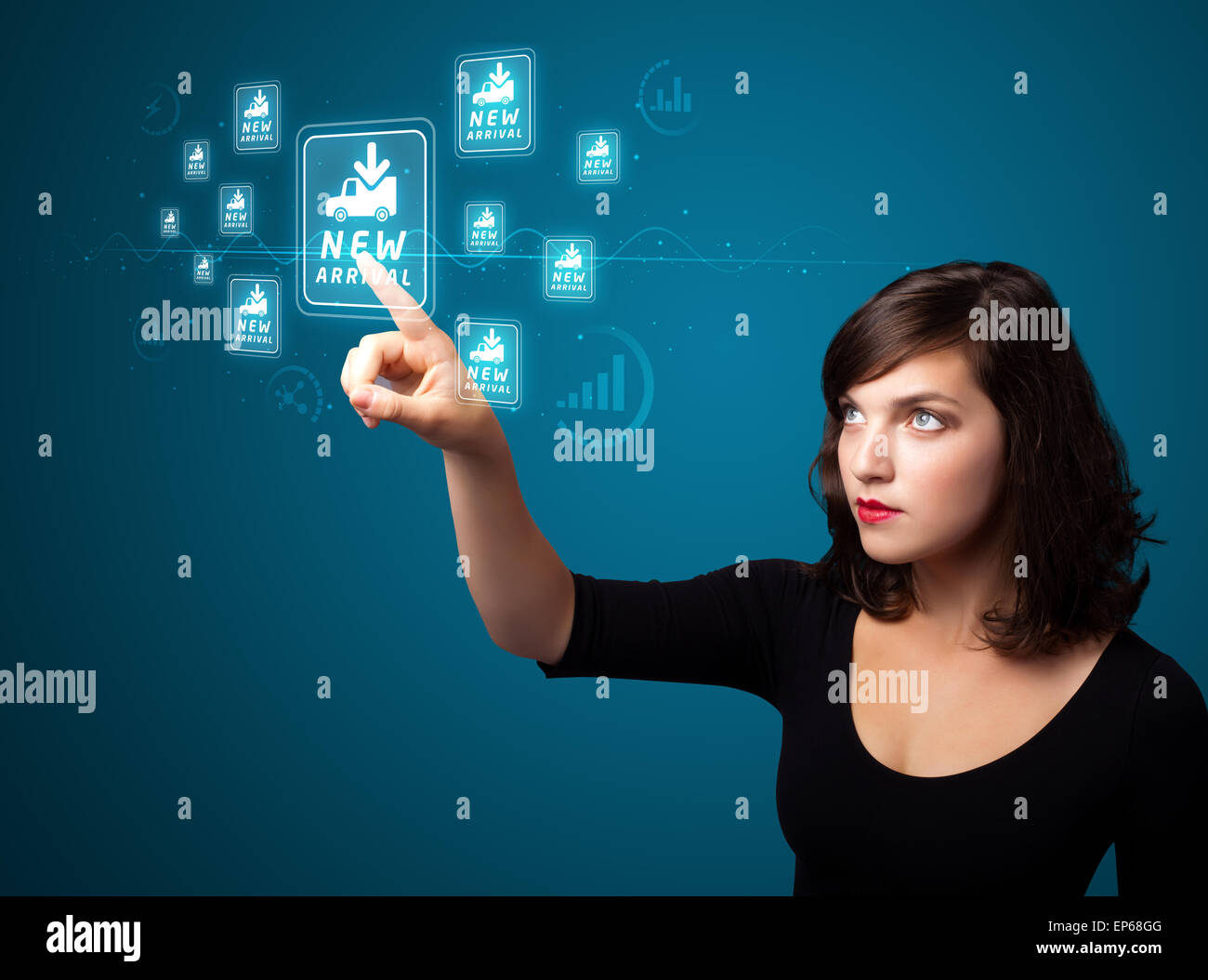 Businesswoman appuyant sur la promotion et de l'expédition virtuelle type d'icônes Banque D'Images