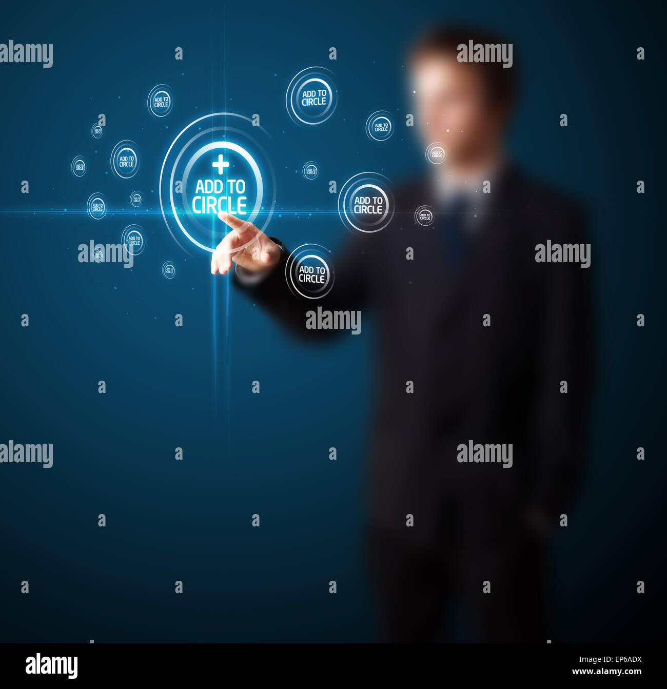 Businessman en appuyant sur les icônes de type social moderne Banque D'Images