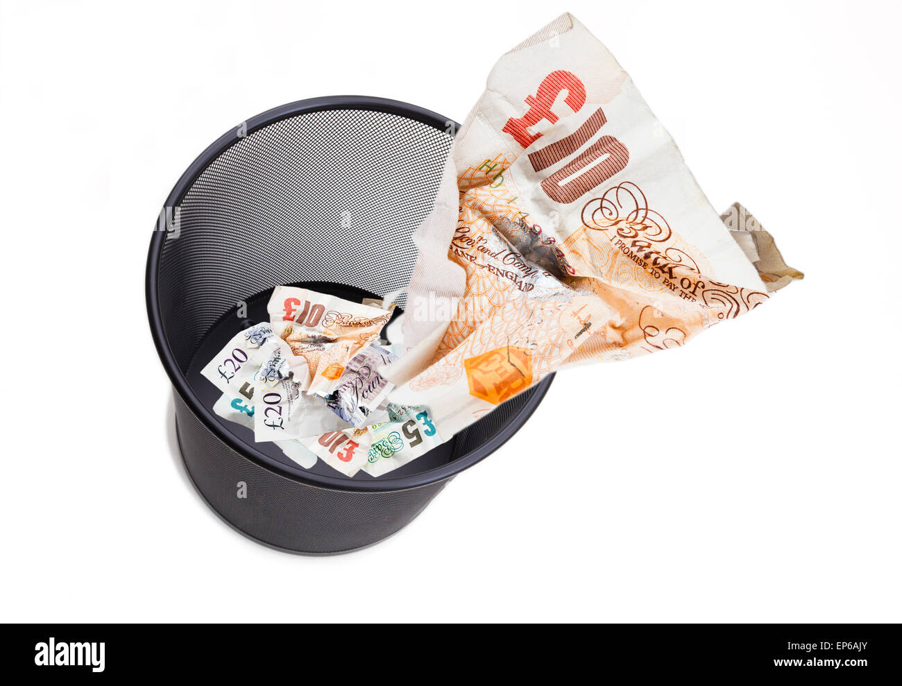 Image de €10 note vissé vers le haut d'être jeté dans une corbeille à papier bin sur blanc pour illustrer le gaspillage de l'argent sterling GBP livres concept England UK Banque D'Images