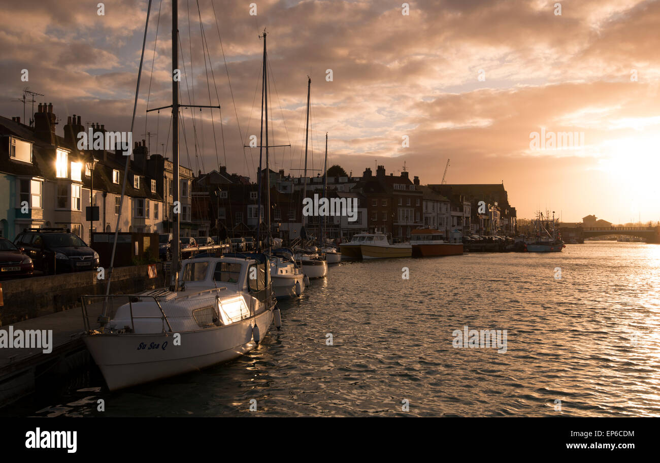 Coucher du soleil dans le port de Weymouth, Dorset, Angleterre, Royaume-Uni Banque D'Images