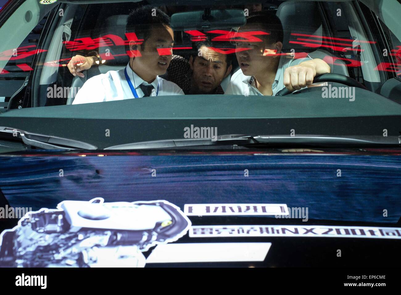 Taiyuan, la province de Shanxi. 14 mai, 2015. Un vendeur présente le nouveau Toyota Highlander 2015 aux clients au cours de la Chine (Taiyuan) Exposition internationale de l'automobile à Taiyuan, capitale du nord La province de Shanxi, le 14 mai 2015. L'exposition, avec la participation de plus de 800 véhicules de 90 marques, a débuté à Taiyuan Coal Centre Transaction jeudi. Ventilateur : crédit Minda/Xinhua/Alamy Live News Banque D'Images