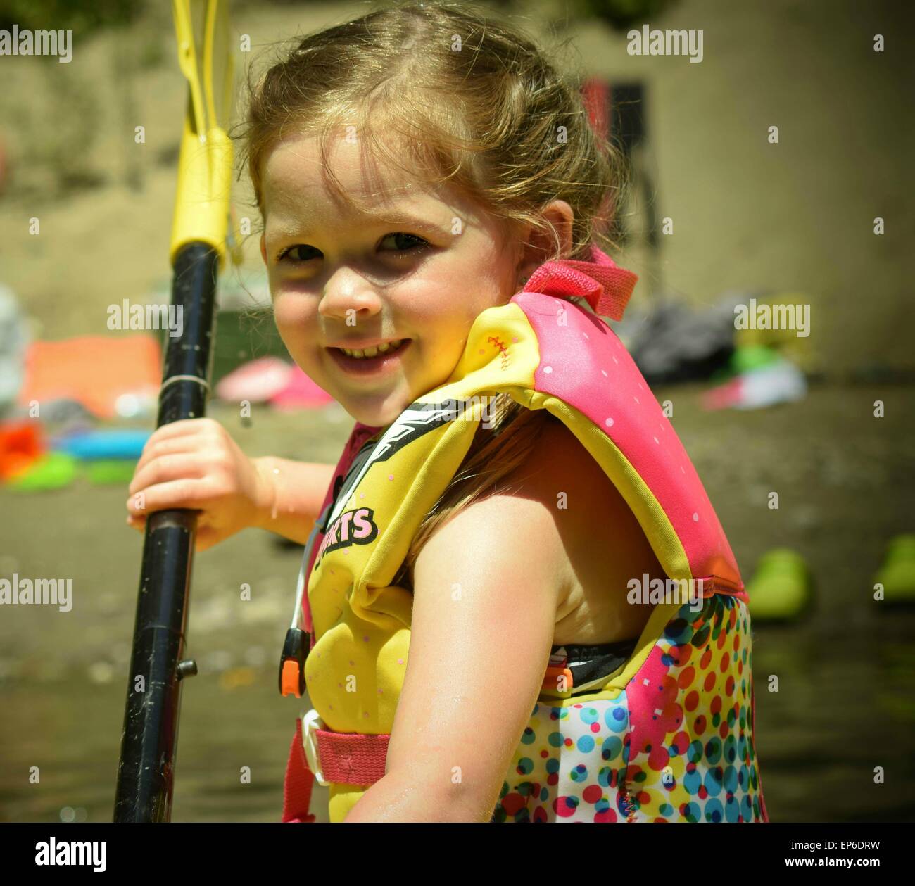 Cute 4 ans, fille du kayak sur la rivière. Banque D'Images