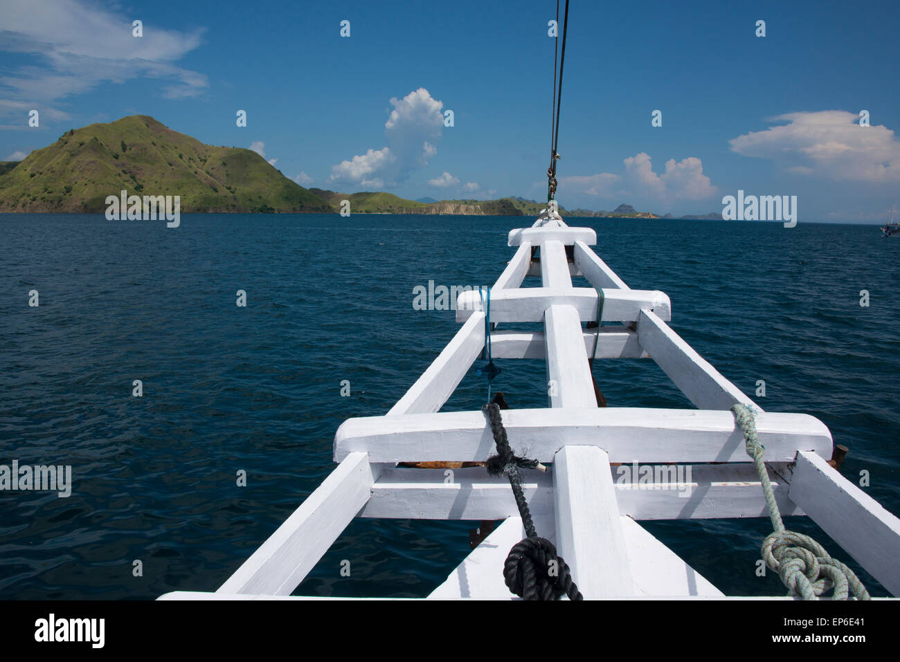 L'Indonésie, l'île de Komodo. Le Parc National de Komodo, UNESCO World Heritage Site. Bateau Local explorer l'île de Komodo à distance. Banque D'Images