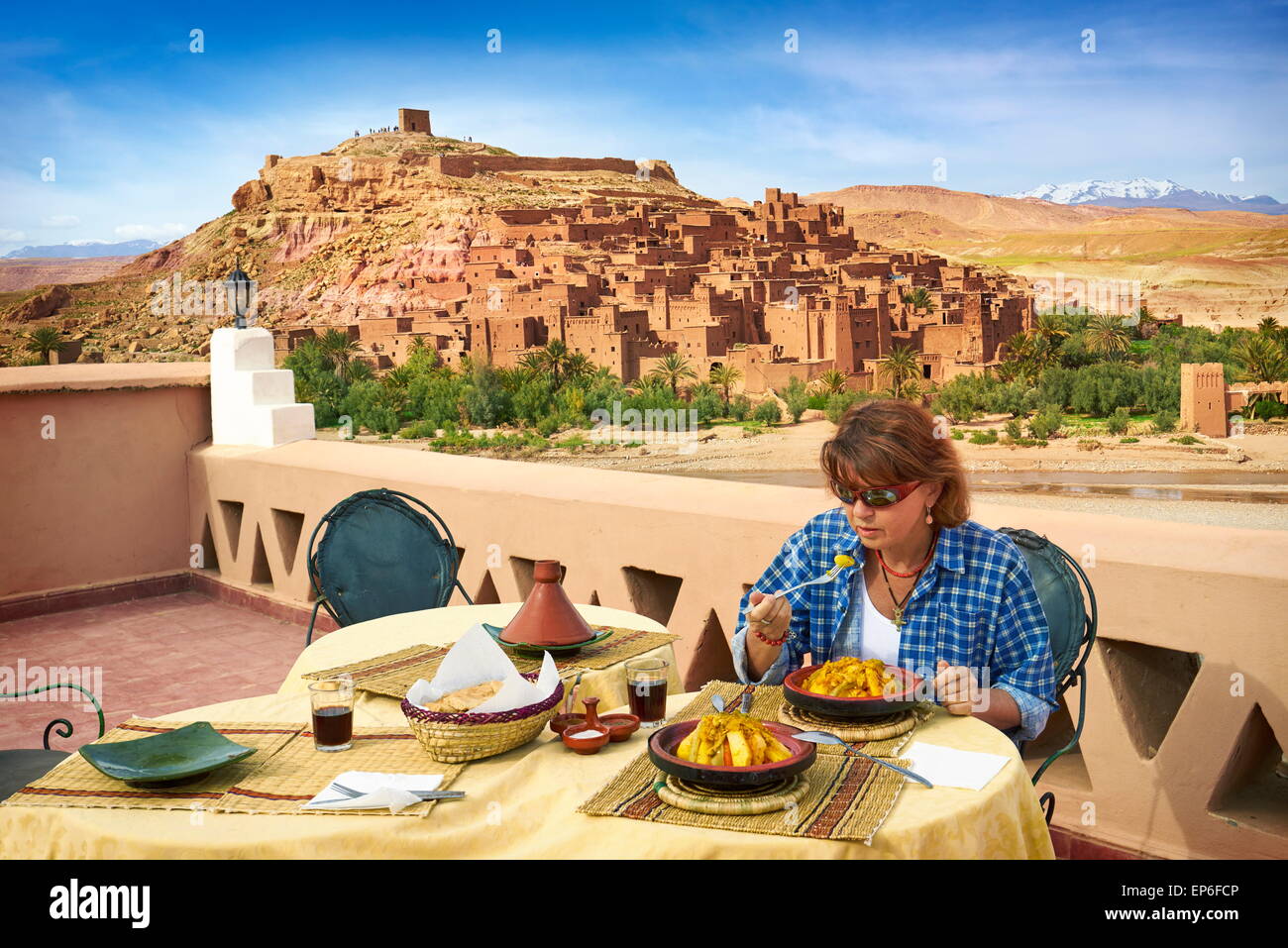Ait Benhaddou forteresse. Tajine touristiques mangé sur la terrasse donnant sur la Kasbah. Ouarzazate, Maroc Banque D'Images
