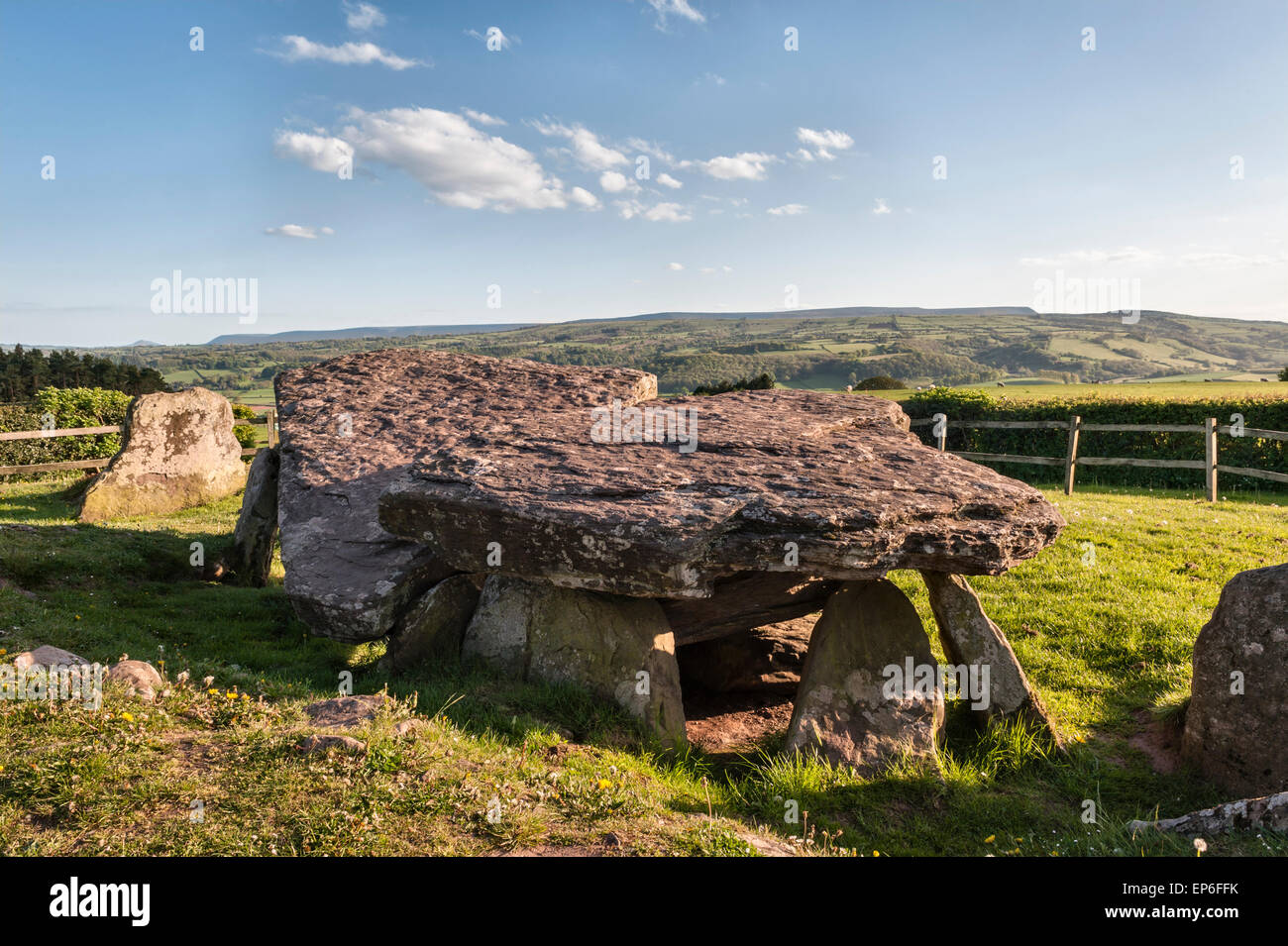 Arthur's Stone, Dorstone, Herefordshire, Angleterre. Chambré néolithique tombe (dolmen) donnant sur la vallée d'or et de la Montagne Noire Banque D'Images