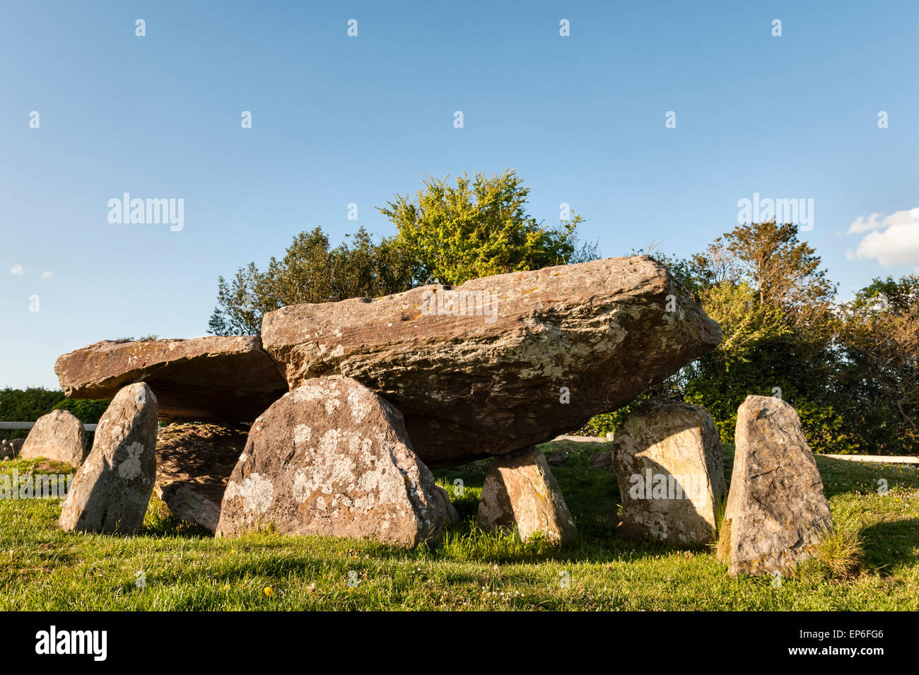 Arthur's Stone, Dorstone, Herefordshire, Angleterre. Chambré néolithique tombe (dolmen) donnant sur la vallée d'or et de la Montagne Noire Banque D'Images