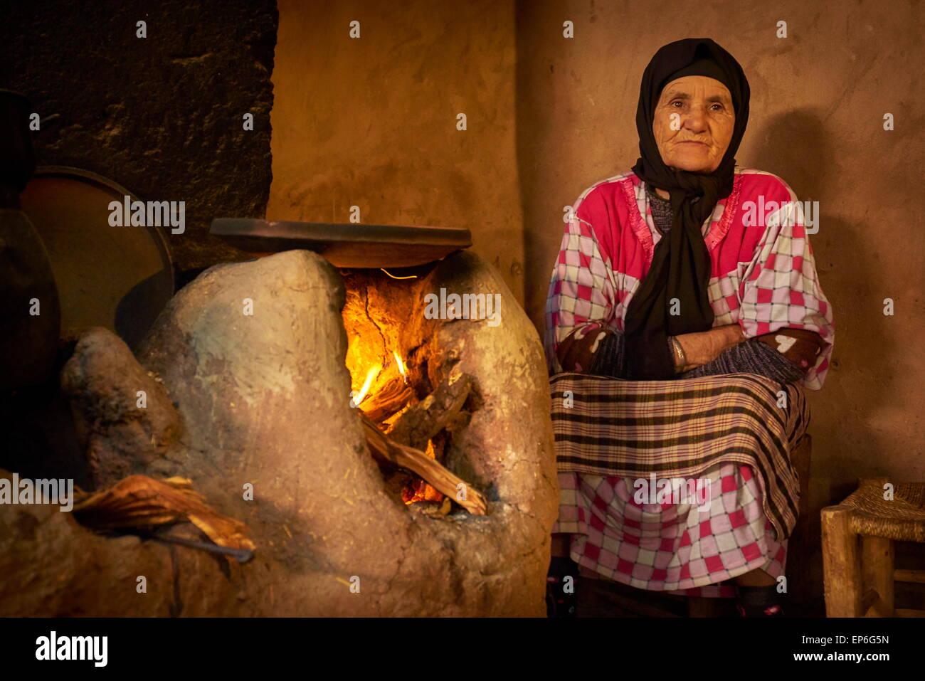 Les femmes berbères anciennes à l'intérieur de maison berbère traditionnelle. Vallée de l'Ourica, Maroc Banque D'Images