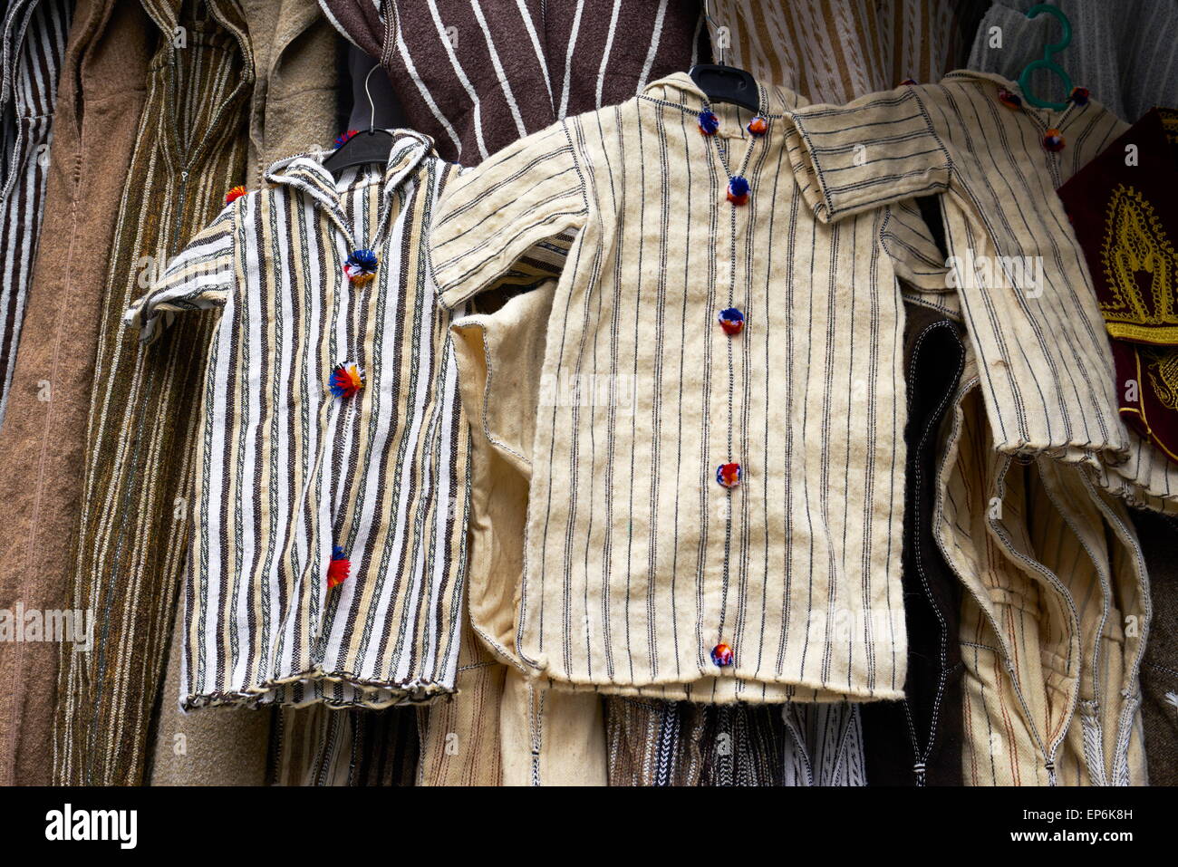 Boutique de vêtements. Djellabas de laine, robe traditionnelle marocaine berbère. Maroc Banque D'Images