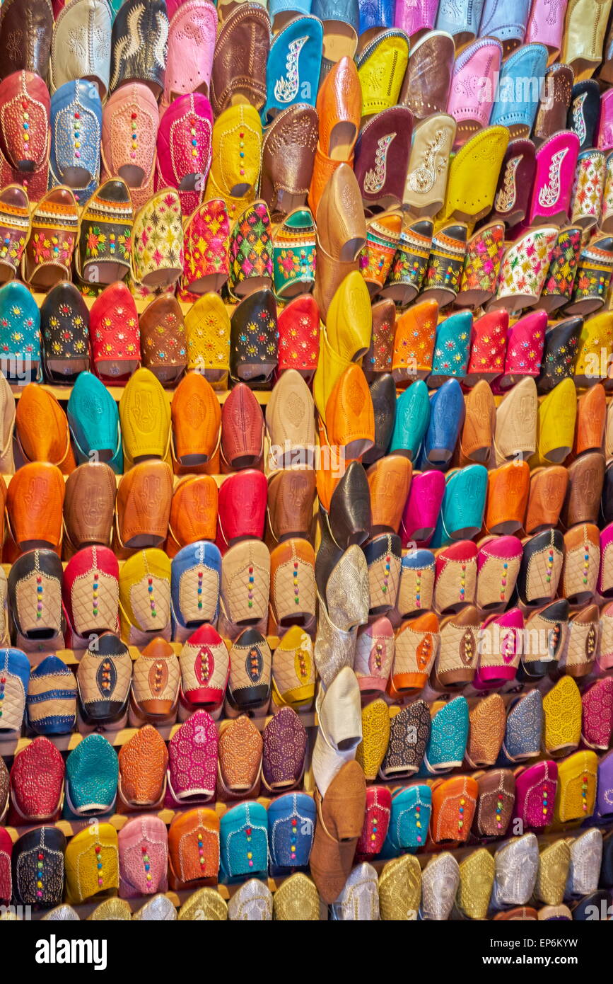 Magasin de chaussures. Babouches marocaines traditionnelles aux couleurs vives, des chaussons. Maroc Banque D'Images