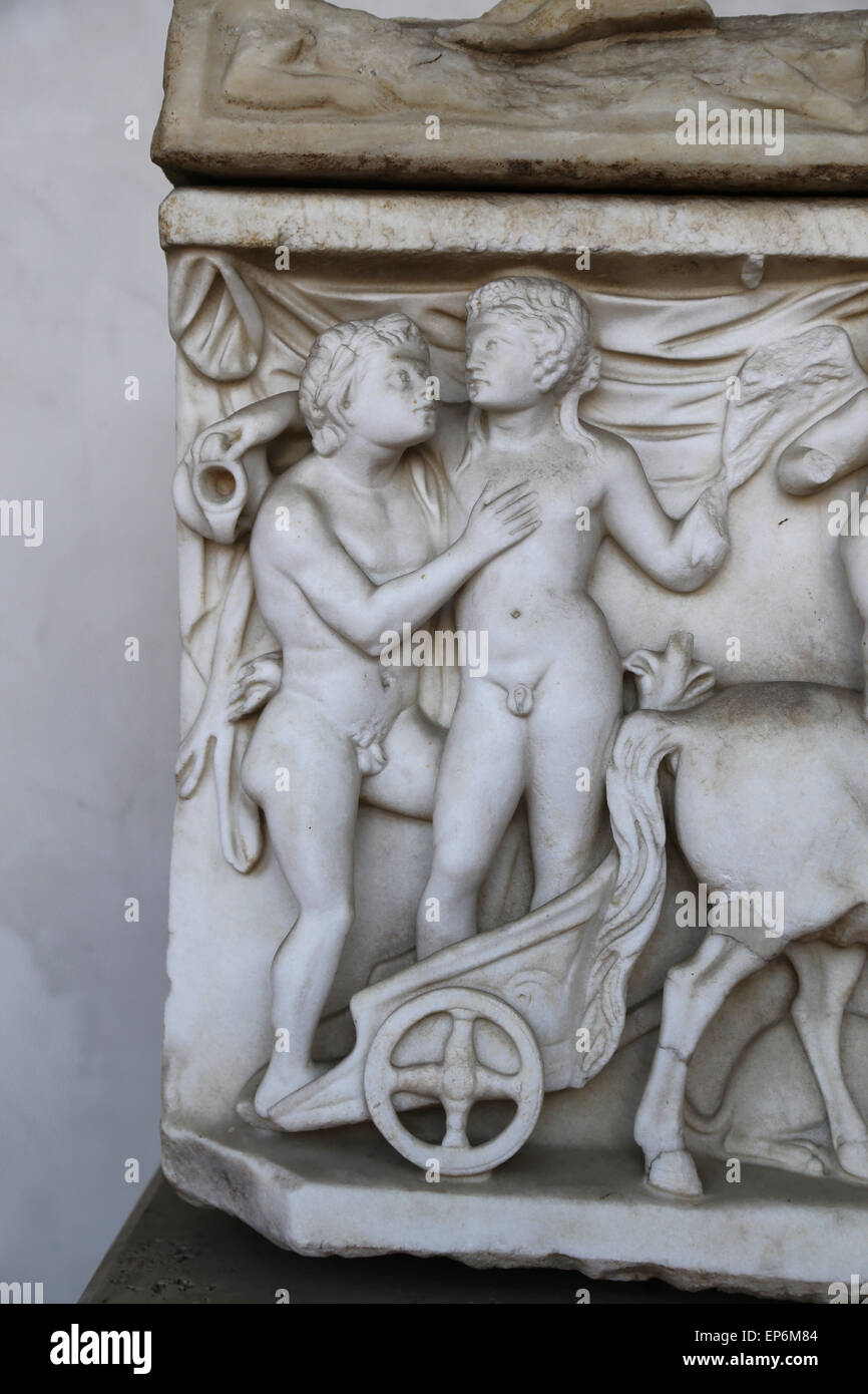 Sarcophage avec procession de cérémonie Dionysiaque à l'avant et sur les côtés, et scène du banquet avec Dionysos et Ariane. Banque D'Images