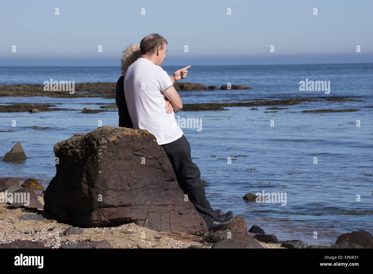 Couple au bord de mer à Sunshine Banque D'Images