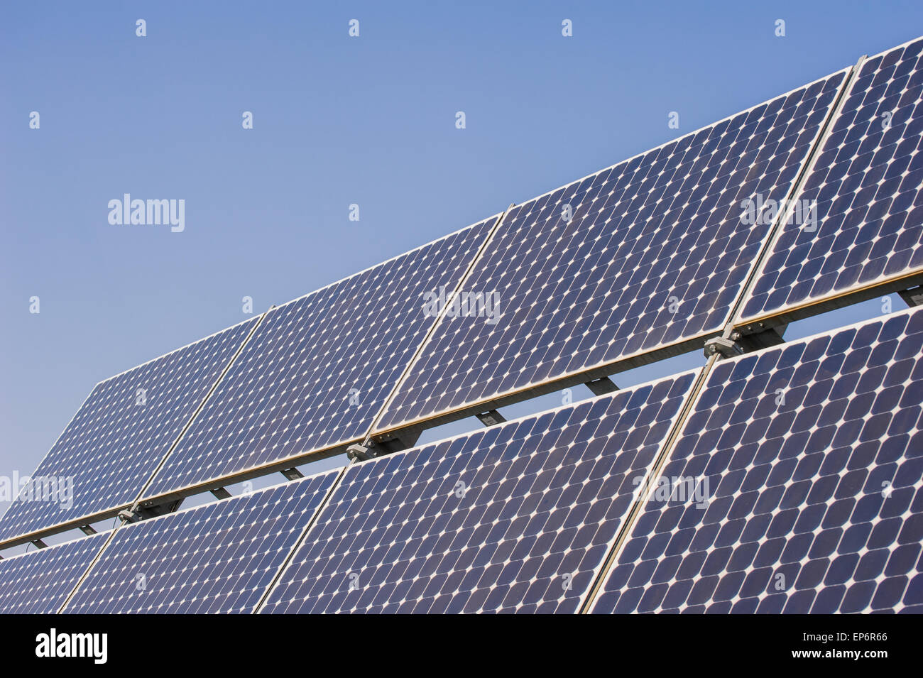 Des panneaux solaires pour produire de l'énergie dans le respect de l'environnement Banque D'Images