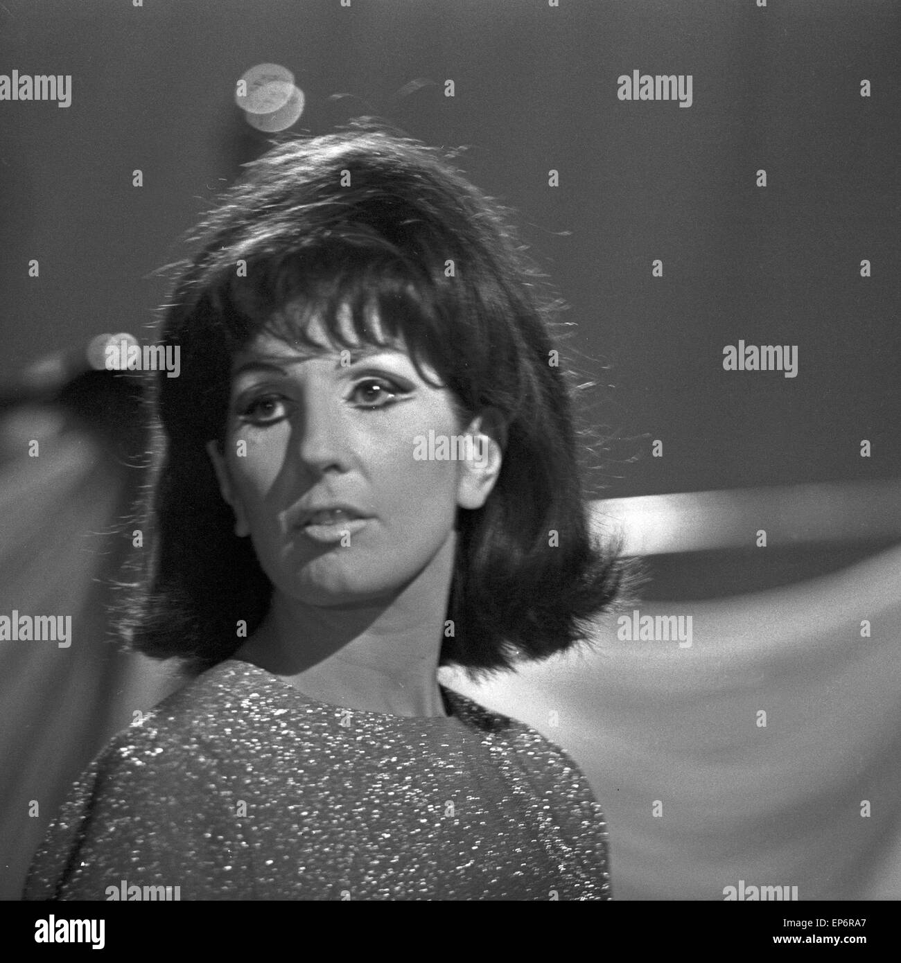 Musik aus Studio B, Musiksendung, Deutschland, 1966 Gaststar : die englische Sängerin Alma Cogan Banque D'Images