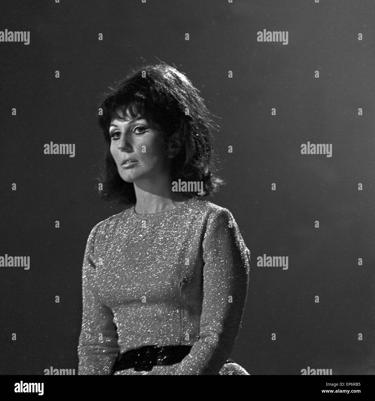 Musik aus Studio B, Musiksendung, Deutschland, 1966 Gaststar : die englische Sängerin Alma Cogan Banque D'Images
