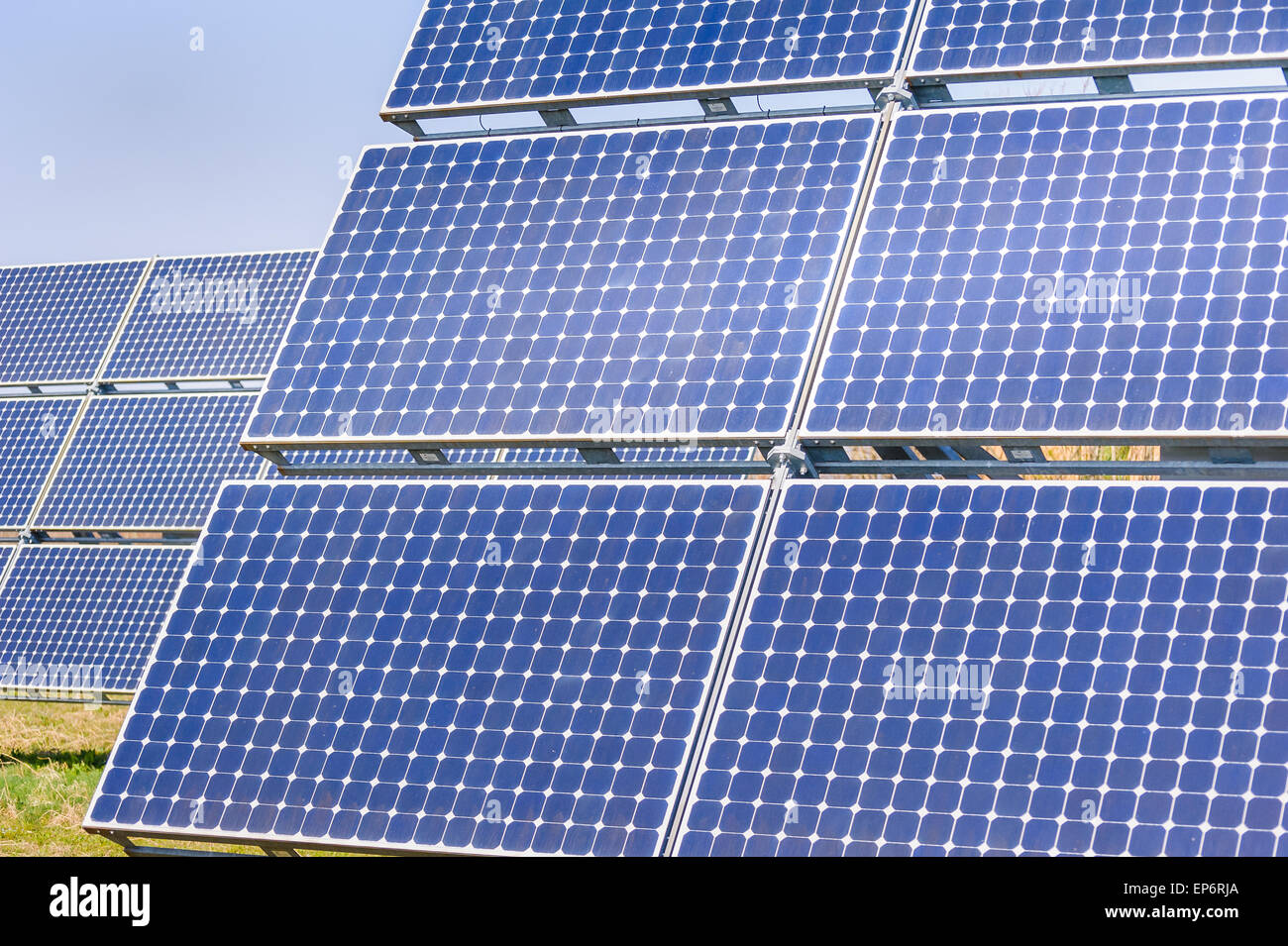 Des panneaux solaires pour produire de l'énergie dans le respect de l'environnement Banque D'Images
