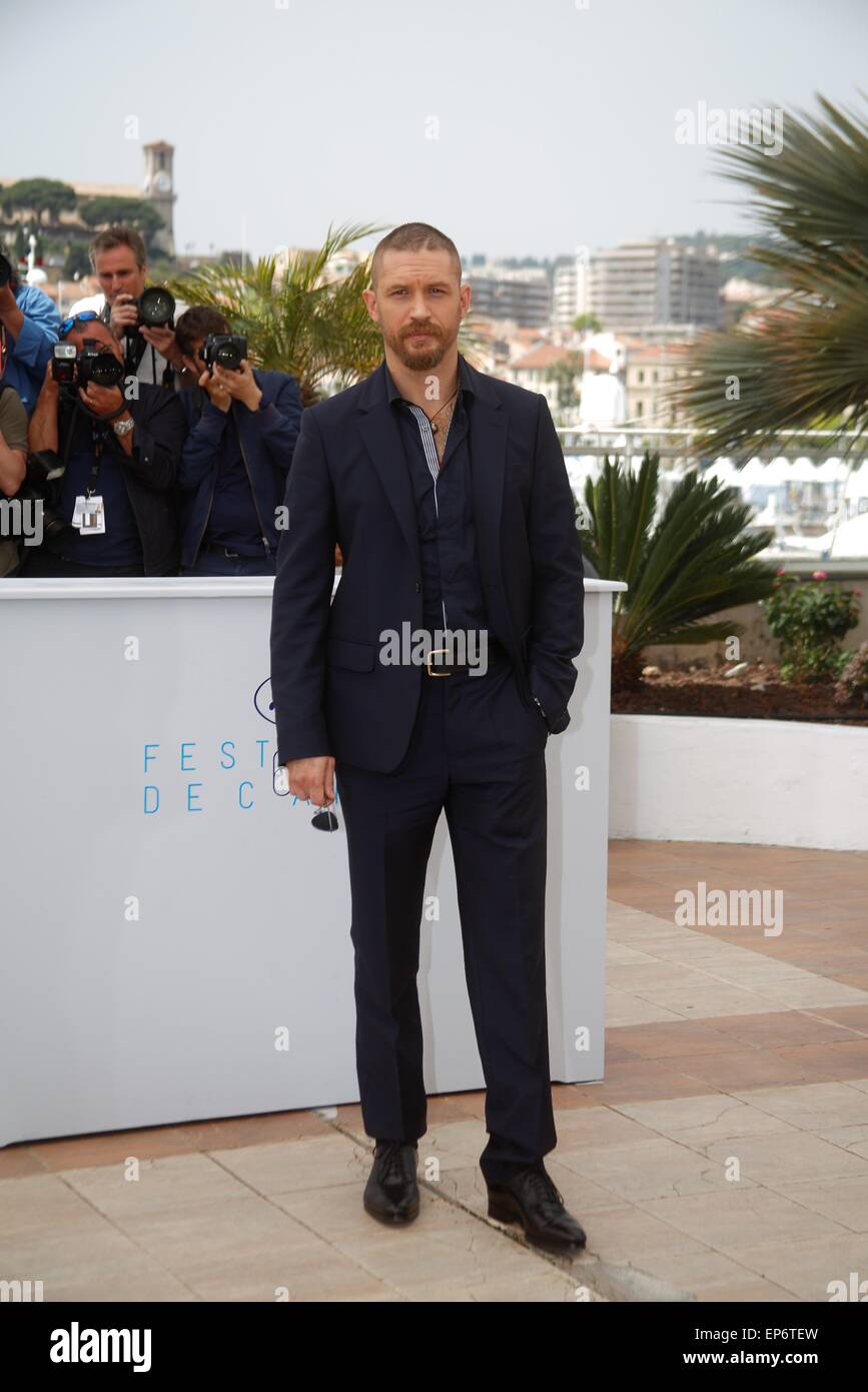 Cannes, France. 14 mai, 2015. L'acteur britannique Tom Hardy (L) assiste à la photocall de Mad Max : Fury Road au cours de la 68e Assemblée annuelle du Festival du Film de Cannes au Palais des Festivals de Cannes, France, le 14 mai 2015. Dpa : Crédit photo alliance/Alamy Live News Banque D'Images