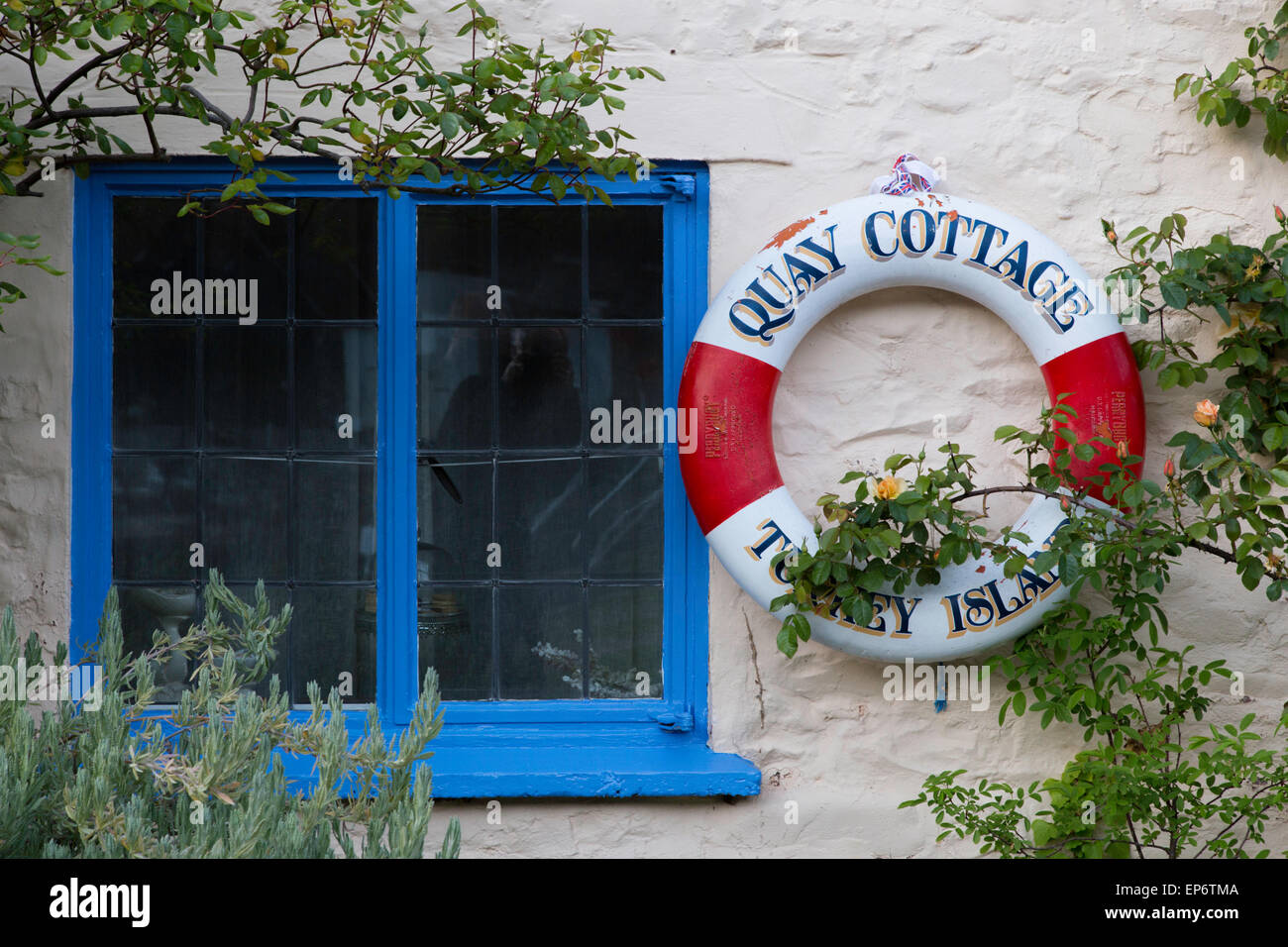 Sur les côtes de l'anneau bouée cottage, England, UK Banque D'Images