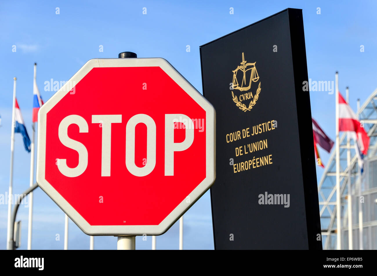 Panneau d'arrêt en face de l'entrée de la Cour de justice de l'Union européenne, en Quartier Européen, Kirchberg, Luxembourg Banque D'Images