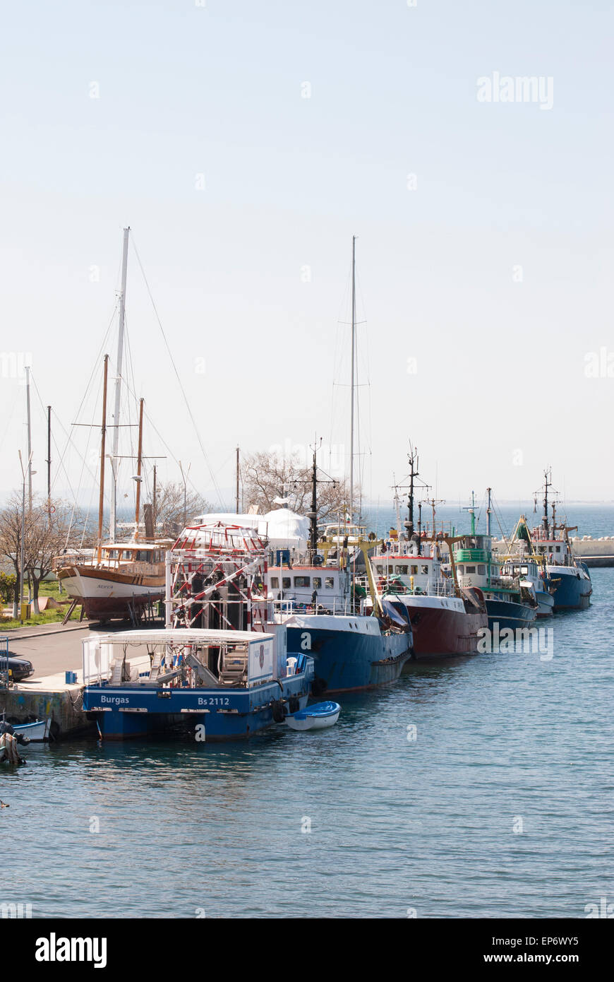 Les navires au mouillage près de Nessebar, Bulgarie Banque D'Images