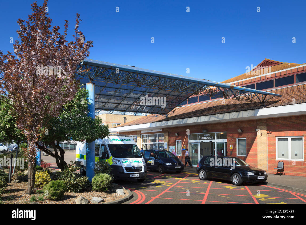 Entrée principale à l'extérieur de l'hôpital Worthing West Sussex Banque D'Images