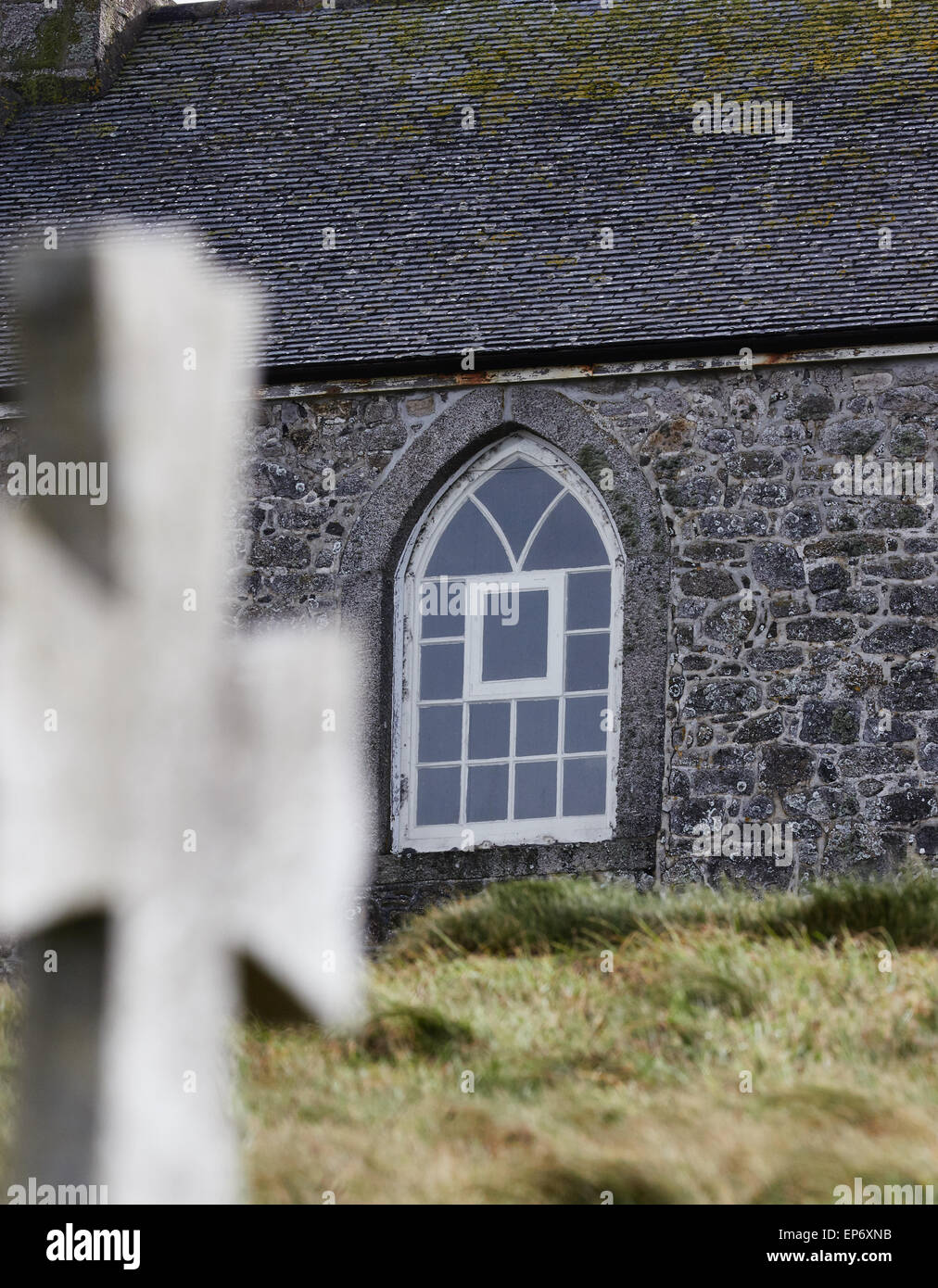 L'accent sur la croix celtique de la chapelle avec en premier plan Barnoon Cemetery St Ives Cornwall England Europe Banque D'Images