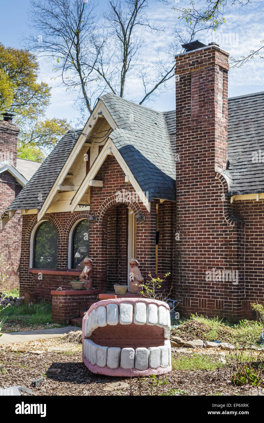 Accueil excentrique avec dents sculpture, Inman Park, Atlanta, Georgia, USA Banque D'Images