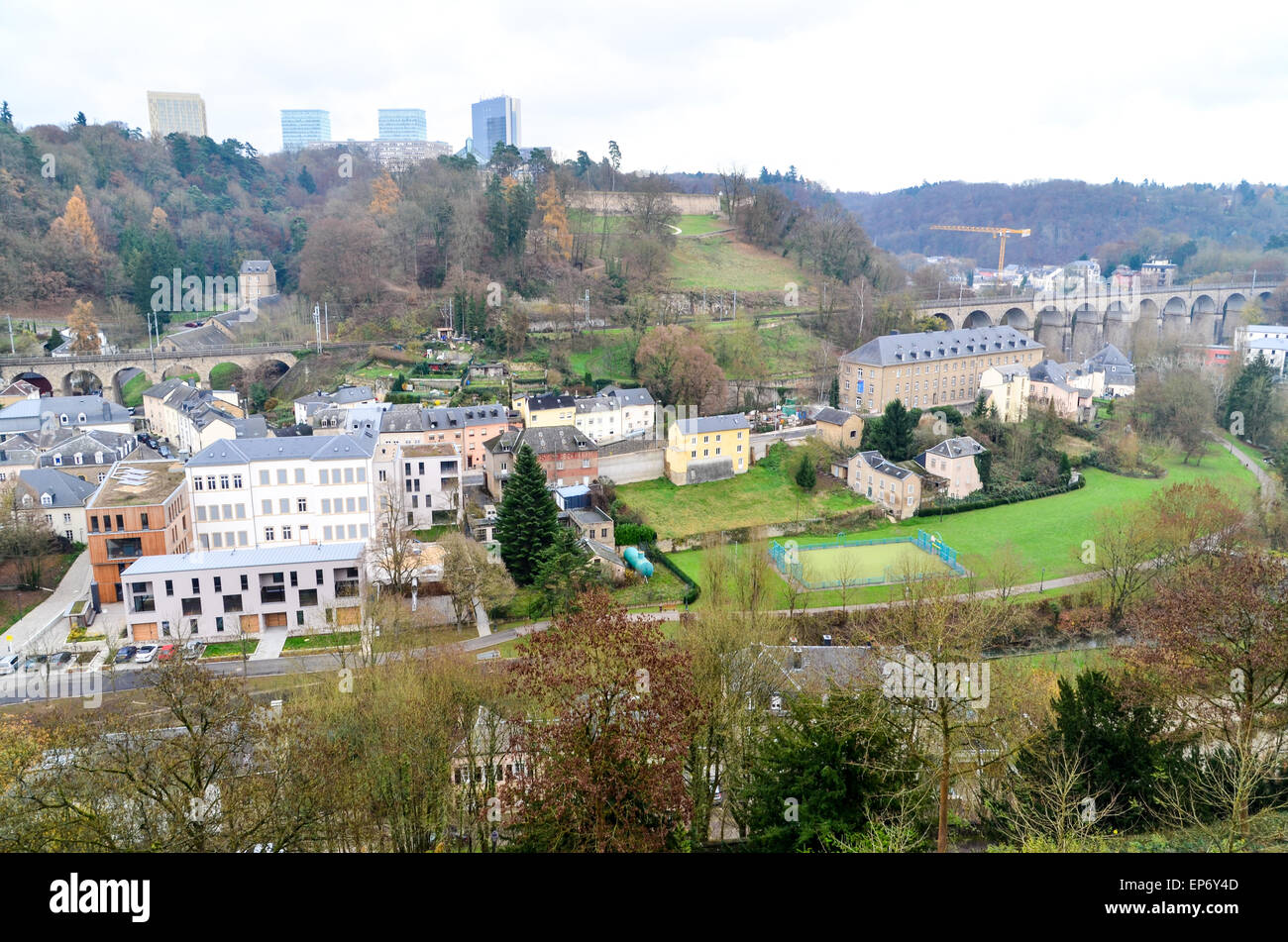 Kirchberg, le quartier européen de Luxembourg et ses gratte-ciel (Cour de Justice) vue depuis la Ville Haute sur la vallée Banque D'Images