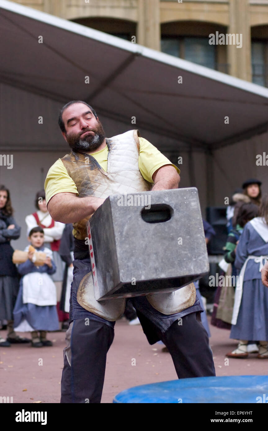 Sport rural basque. Harrijasotzaile, Lever de pierre, dans le Santo Tomas juste. Banque D'Images